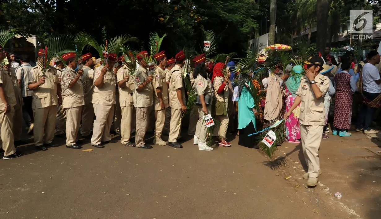 Anggota PPIR mendatangi kediaman capres nomor urut 02 Prabowo Subianto di Jalan Kertanegara IV, Kebayoran Baru, Jakarta, Kamis (18/4). Koordinator Jubir BPN Dahnil Anzar Simajuntak mengatakan pertemuan Prabowo dengan PPIR untuk membahas perkembangan pemilu di banyak daerah. (Liputan6.com/JohanTallo)