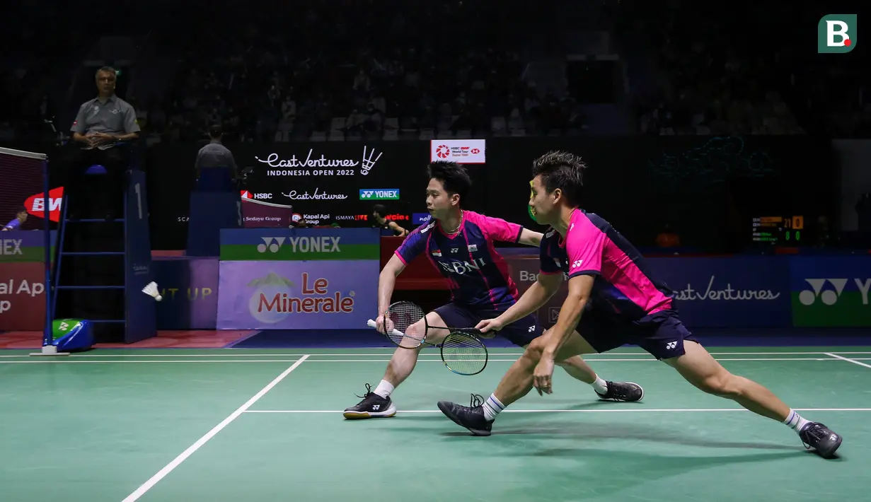 Marcus Fernaldi Gideon/Kevin Sanjaya Sukamuljo sebagai unggulan pertama turnamen dan peringkat pertama BWF berhasil mengatasi perlawanan wakil Indonesia lainnya, Wahyu Nayaka Arya Pangkaryanira/Ade Yusuf Santoso. (Bola.com/Bagaskara Lazuardi)