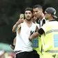 Seorang suporter Juventus berselfie dengan Cristiano Ronaldo selama pertandingan persahabatan antara Juventus A dan tim B, di Villar Perosa, Italia utara, (12/8). Suporter tersebut masuk ke lapangan pada babak pertama. (AP Photo/Antonio Calanni)