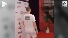 Beredar rekaman video yang memperlihatkan kedua pebulutangkis asal Denmark mengamuk usai kalah dari ganda putra Indonesia.