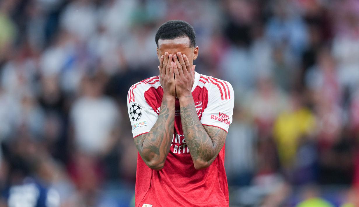 Pemain Arsenal, Gabriel Magalhaes, tak mampu menutupi kekecewaan setelah gagal mengeksekusi penalti dalam adu tos-tosan yang berujung pada kekalahan The Gunners dari PSG pada final Liga Champions 2025/2026 di Stadion Puskas Arena, Sabtu (30/5/2026). (AP Photo/Andreea Alexandru)
