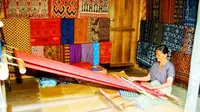 Rupiah Terpuruk, Pengusaha Kain Tenun Putar Otak Tak Naikan Harga