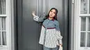 Serta Kiky Saputri dengan setelan tunik motif printed-nya yang elegan. [@dps_diahpermatasari/@kikysaputrii].