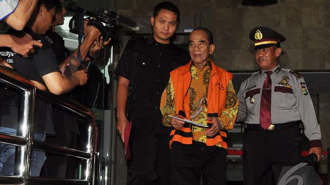 Annas Maamun meninggalkan gedung KPK usai menjalani pemeriksaan, Jakarta, Rabu (14/1/2015). (Liputan6.com/Miftahul Hayat)