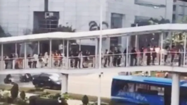 Viral Video Antrean Rapi di JPO, Bukti Orang Indonesia Bisa Tertib