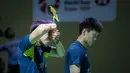 Pebulu tangkis ganda putra Chinese Taipei, Lee Jhe-Huei (kiri) mengencangkan gelangnya di samping Yang Po-Hsuan saat babak perempat final Indonesia Open 2024 melawan wakil Indonesia, Sabar Karyaman Gutama/Moh Reza Pahlevi di Istora Senayan, Jakarta, Sabtu (07/06/2024). (Bola.com/Bagaskara Lazuardi)