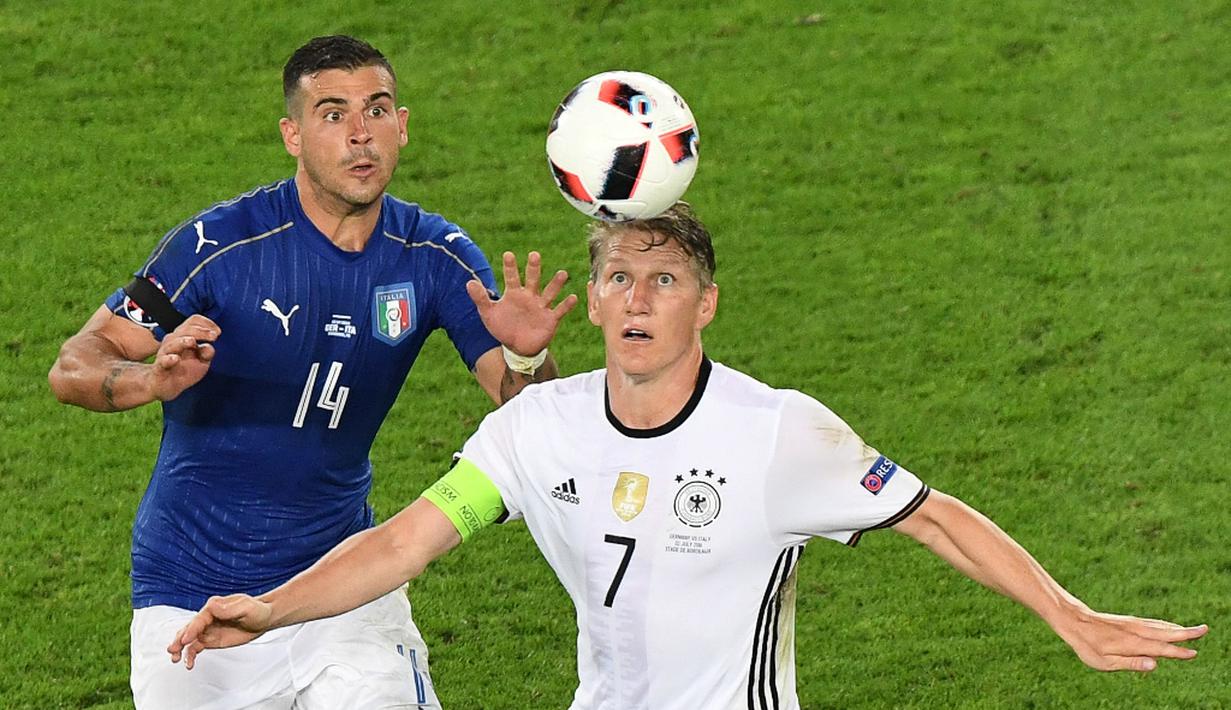 Jerman kemungkinan besar juga akan kehilangan Bastian Schweinsteiger yang mengalami cedera ligamen lutut. Namun, sang pelatih Joachim Low masih menaruh harap bisa pulih dan bermain di semifinal. (AFP/Mehdi Fedouach)