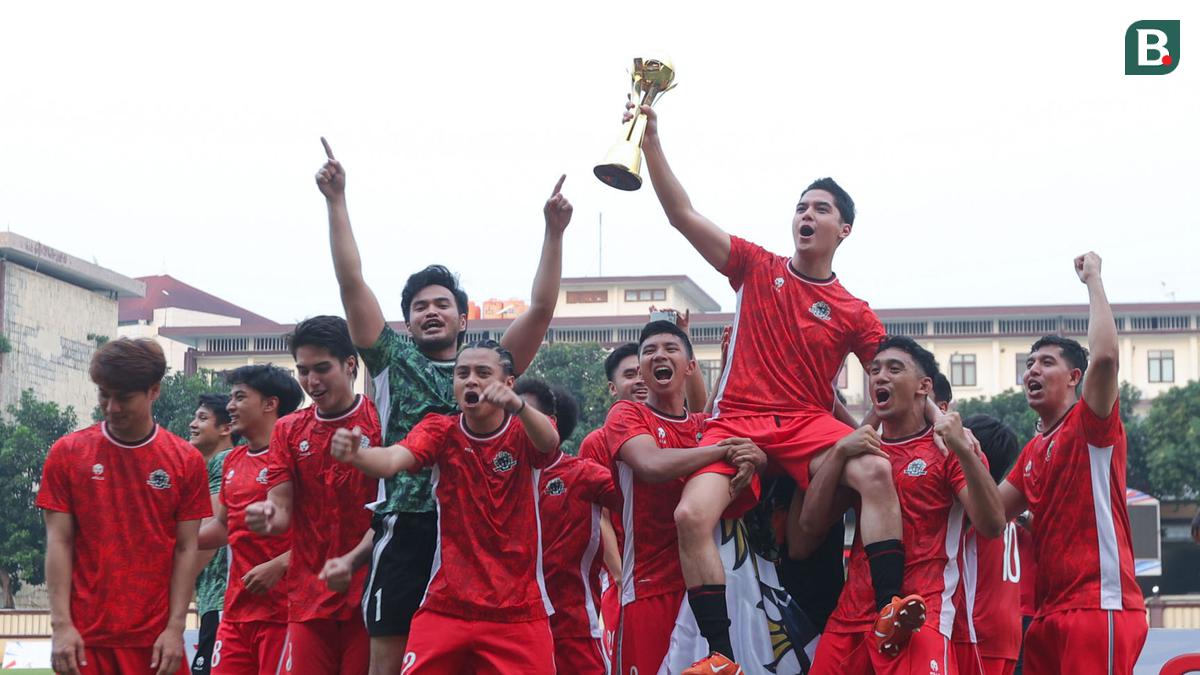 Foto: Colossus FC Berpesta, Al Ghazali Dkk Angkat Trofi Juara Celebrity Trofeo 2025