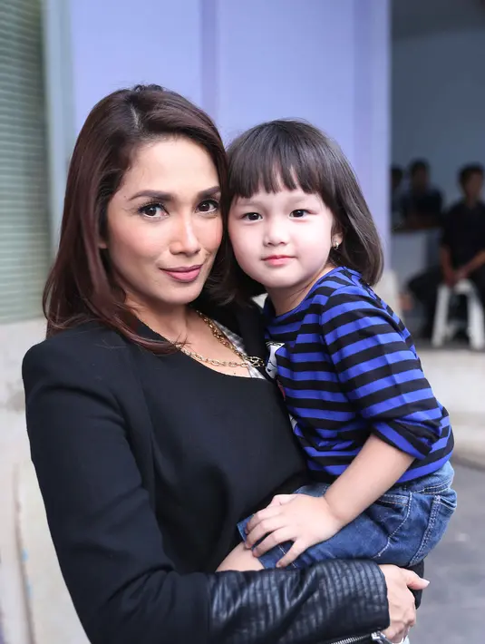 Sebelumnya melalui media, Ussy langsung memberikan ultimatum kepada yang bersangkutan untuk segera menutup akunnya tersebut.  Ia sempat mengancam akan melaporkan kejadian tak menyenangkan ini ke jalur hukum. (Nurwahyunan/Bintang.com)