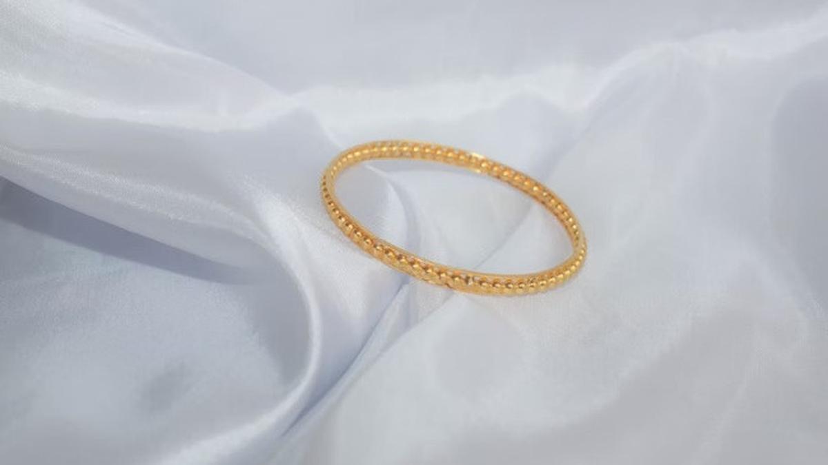 7 Gelang Oval Emas Kecil, Pilihan Terbaik untuk Gaya Minimalis yang Elegan