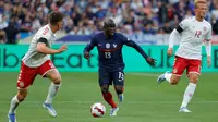 N'Golo Kante. Upaya Timnas Prancis untuk mempertahankan gelar Piala Dunia di Qatar nanti semakin berat. Setelah lini tengah mereka kehilangan Paul Pogba, nama top lainnya juga mesti terpinggirkan akibat cedera. Bintang Chelsea, N'Golo kante mengalami cedera hamstring sejak Agustus 2022 lalu. Meski telah melakukan opersi, namun proses pemulihan pemain berusia 31 tahun tersebut memakan waktu 4 bulan dan tentunya ia baru benar-benar pulih usai Piala Dunia 2022 Qatar. (AFP/Geoffroy van der Hasselt)