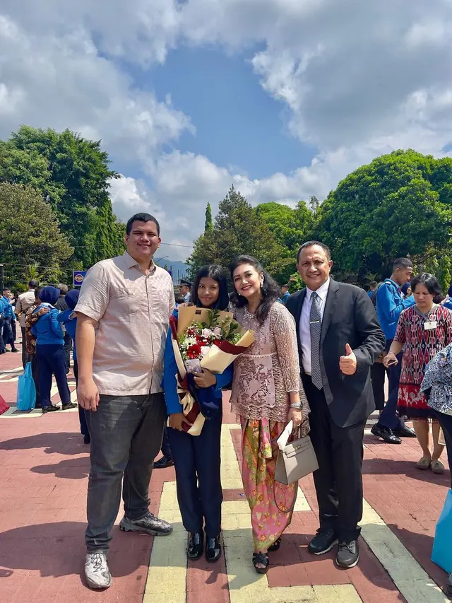 10 Gaya Artis Hadiri Wisuda Anak di 2023, Ussy Sulistiawaty hingga Wulan Guritno