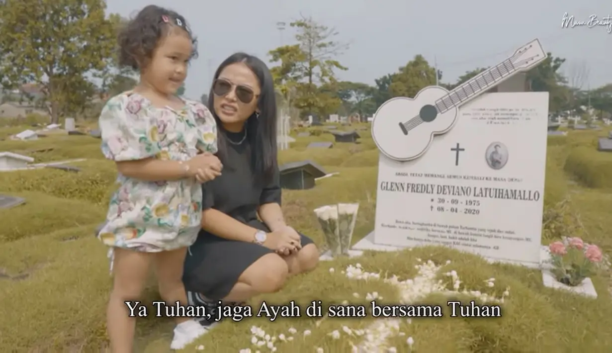 Penyanyi berusia 28 tahun itu juga membimbing putrinya untuk berdoa bersama sebelum meninggalkan makam Glenn Fredly. [Youtube/Mutia Ayu]