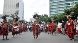 Seniman menampilkan tarian Kabasaran pada kegiatan Car Free Day di kawasan Bundaran HI, Jakarta, Minggu (17/3). Tari tradisional tersebut digelar dalam rangka memperkenalkan budaya Suku Minahasa kepada masyarakat. (merdeka.com/Iqbal S Nugroho)