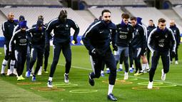 Para pemain Prancis saat mengikuti sesi latihan di Stade De France, Paris, Minggu (19/11/2018). Prancis akan mejalani laga persahabatan melawan Uruguay. (AFP/Franck Fife)