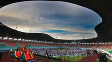 Ribuan umat Muslim saat melaksanakan salat Idulfitri 1447 Hijriah di Lapangan Utama Stadion Pakansari, Cibinong, Kabupaten Bogor, Jawa Barat, Sabtu (21/3/2026). (Kapanlagi.com/Budy Santoso)