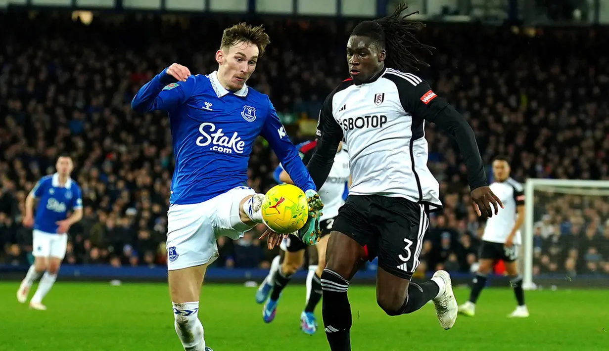 Fulham unggul empat menit sebelum jeda ketika pemain bertahan Everton, Michael Keane, membelokkan bola ke dalam gawangnya sendiri. (Peter Byrne/PA via AP)