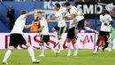 Para pemain Jerman melakukan selebrasi setelah berhasil merebut Piala Konfederasi 2017 dengan mengalahkan Cile di Stadion Saint Petersburg, Rusia, Minggu (3/7/2017). Jerman menang 1-0 atas Cile. (EPA/Yuri Kochetkov)