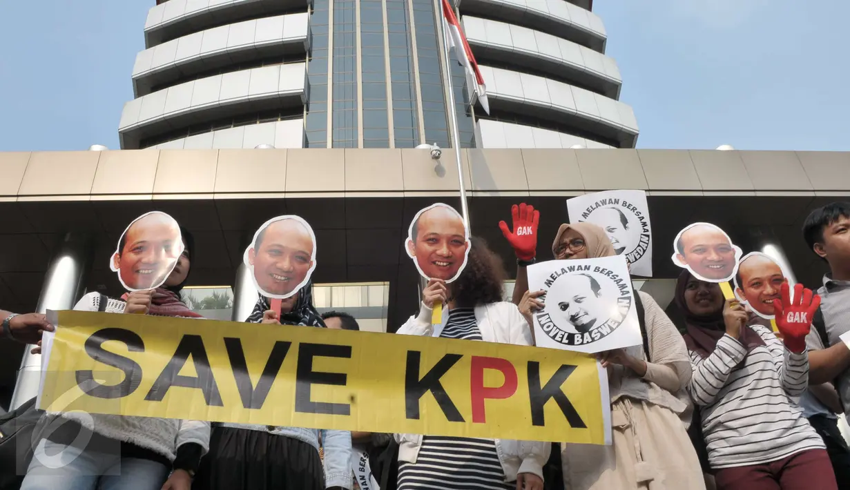 Puluhan aktivis gerakan anti korupsi menggelar aksi di depan gedung KPK, Jakarta (11/4). Mereka menggelar aksi sambil membawa poster Novel Baswedan dan mengutuk pelaku penyerangan terhadap novel. (Liputan6.com/Helmi Afandi)