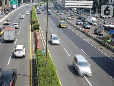 Sejumlah kendaraan melintas di Tol Dalam Kota, Jakarta, Kamis (29/7/2021). Jasa Marga menyebut volume lalu lintas kendaraan di tol turun sebesar 40,97 persen selama masa Pemberlakuan Pembatasan Kegiatan Masyarakat (PPKM) Darurat Jawa-Bali pada 3-20 Juli 2021. (Liputan6.com/Faizal Fanani)