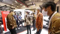 Menteri Koordinator Bidang Perekonomian Airlangga Hartarto menyambangi booth Isuzu saat penyelenggaraan GIIAS 2021. (ist)