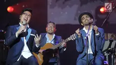 Penyanyi Adera duet bersama Glenn Fredly dalam konser 'Harmonia: Titik Balik' di Balai Sarbini, Jakarta, Kamis (14/2).  Adera  dan Glenn silih berganti akan menghibur penonton yang hadir dengan suara dan kisah-kisah pribadi. (Fimela.com/ Bambang E. Ros)