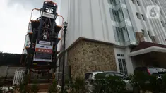 Pekerja beraktivitas di sebuah lahan parkir yang menggunakan lift di sebuah gedung perkantoran di Jakarta, Rabu (9/12/2020). Dalam mengaplikasikan model parkir bertumpuk, pemilik lahan atau pusat perbelanjaan bisa menggunakan lift mobil layaknya di bengkel mobil.  (merdeka.com/Imam Buhori)