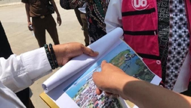 Tim menunjukkan lokasi laut (lahan negara) yang menjadi objek masalah dalam kasus korupsi yang menjerat Jentang (Liputan6.com/ Eka Hakim)