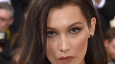 Bella Hadid Pamer Belahan Payudara Langsung Dihujat Netizen Photo Fimela Com