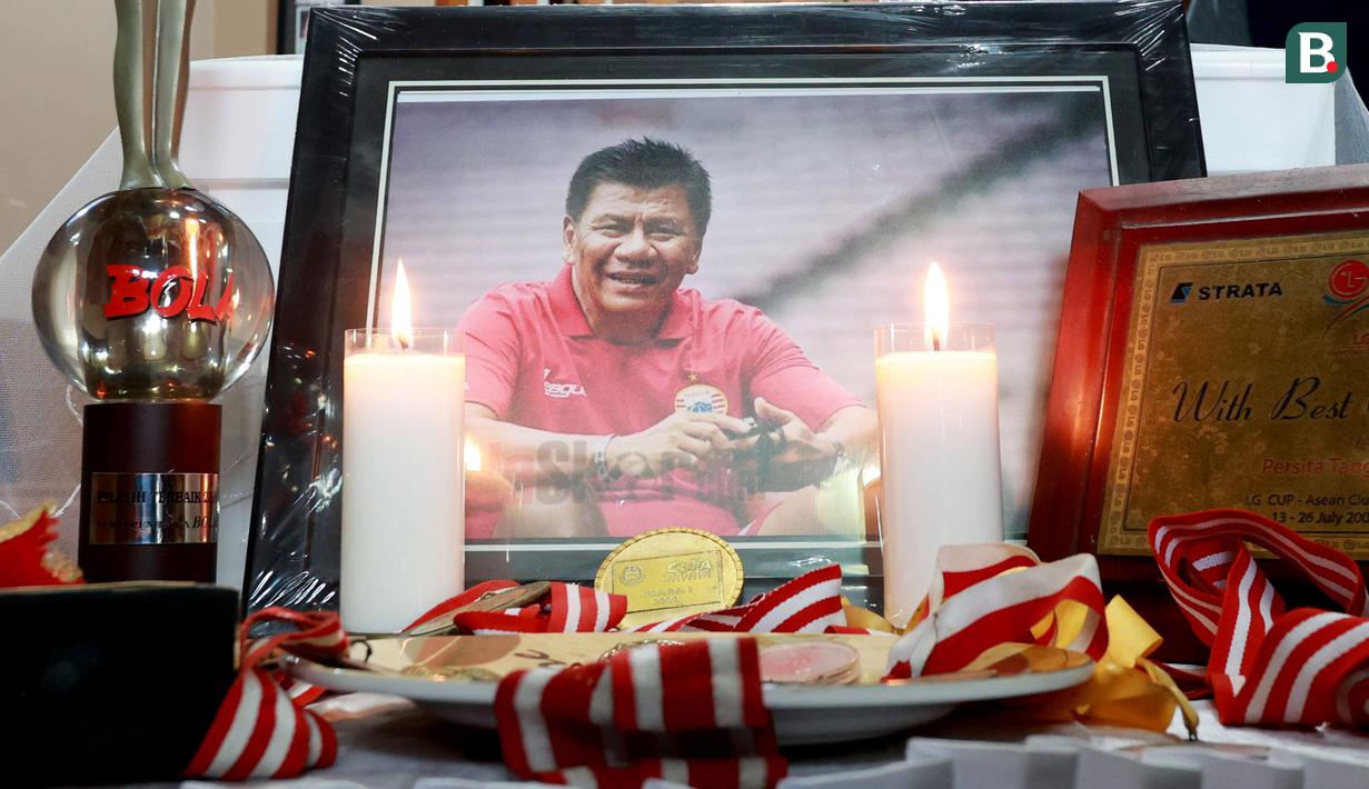 Foto almarhum eks pesepakbola sekaligus pelatih Timnas Indonesia, Benny Dolo, dipajang di rumah duka di Pamulang Permai, Tangsel, Kamis (2/2/2023). Bendol sapaan akrabnya meninggal pada usia 72 tahun. (Bola.com/M Iqbal Ichsan)