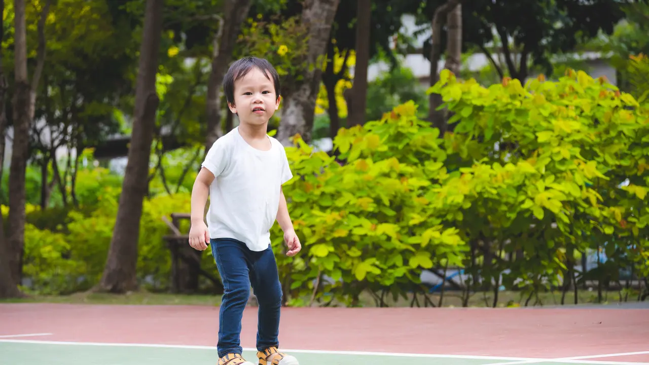 Jangan Asal Pilih! Sepatu dan Sandal Anak yang Tepat Bantu Jaga Tumbuh Kembang Kaki