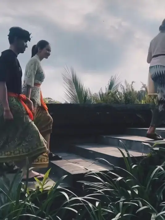 Momen tersebut di antaranya seperti berjalan sambil bergandengan tangan dengan busana khas adat Bali. [Foto: Instagram/enzystoria]