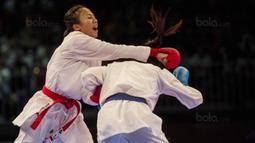 Karateka Indonesia, Srunita Sari, saat melawan karateka Thailand, Paweena Raksachart, pada cabang karate kelas kumite bawah 50 kg di KLCC, Kuala Lumpur, Selasa (22/8/2017). Srunita berhasil meraih emas untuk Indonesia. (Bola.com/Vitalis Yogi Trisna)