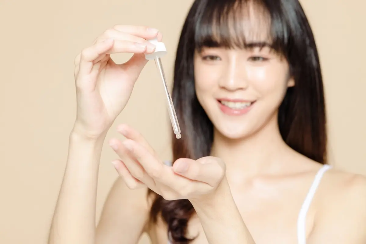 4 Kandungan Skincare yang Ampuh Menenangkan Kulit Kering dan Tips Layering yang Tepat