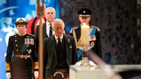 Raja Charles III, Putri Anne, Pangeran Andrew dan Pangeran Edward, tiba untuk menghadiri Vigil di St Giles Katedral, di Edinburgh, pada 12 September 2022, setelah kematian Ratu Elizabeth II pada 8 September 2022. (JANE BARLOW / POOL / AFP)