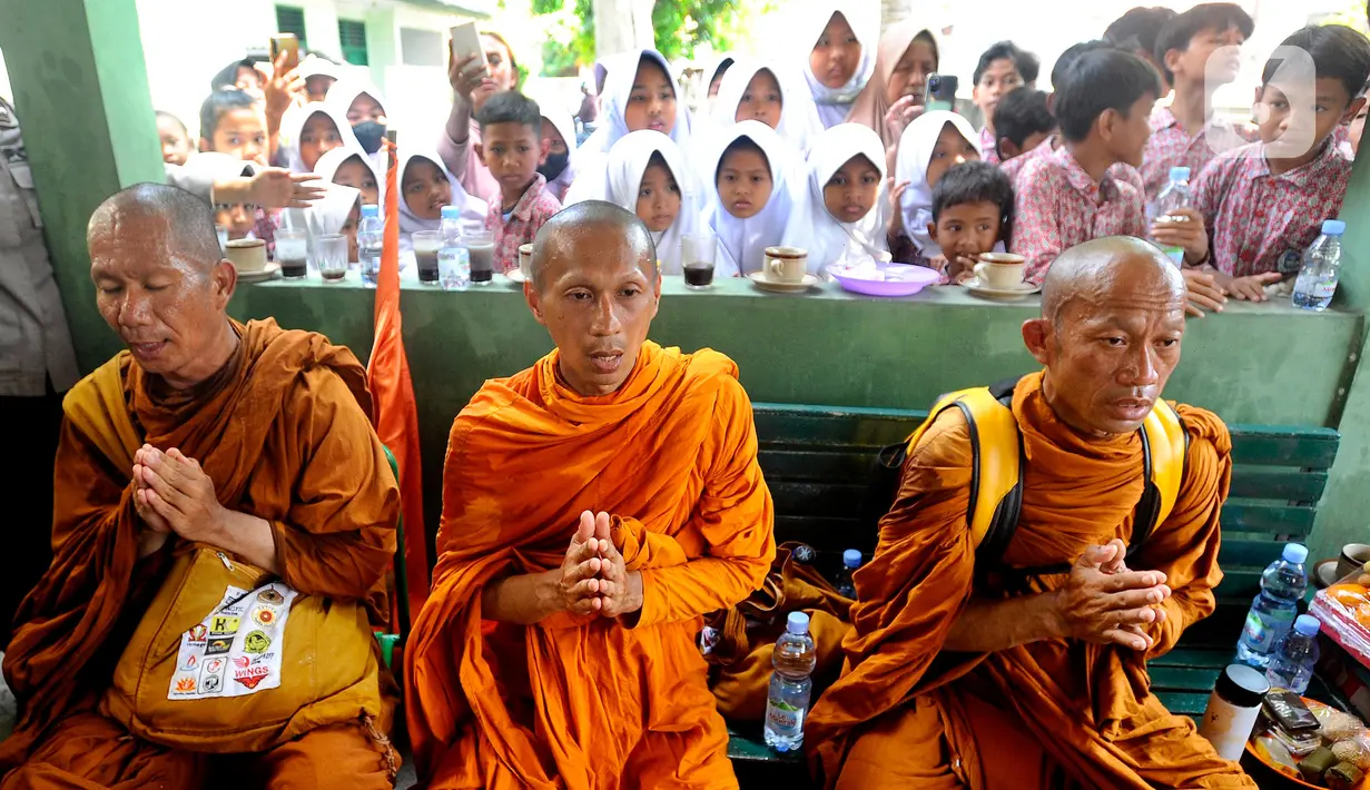 Murid sekolah dasar mengerubungi para Biksu yang tengah beristirahat setibanya di Pekalongan. (merdeka.com/Arie Basuki)