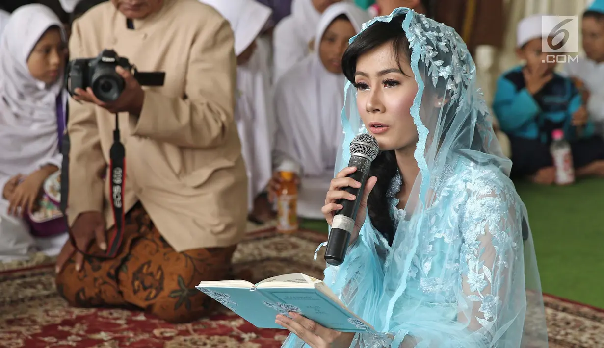Bintang film dan sinetron Ardina Rasti menahan tangis ketika meminta izin untuk menikah kepada orangtuanya saat menggelar pengajian di kawasan Gunung Putri, Jawa Barat, Jumat (19/1). (Liputan6.com/Herman Zakharia)