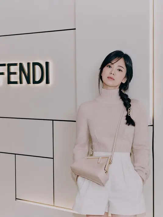 Selain itu Song Hye Kyo juga dianggap cocok dengan nilai-nilai yang dijunjung Fendi. (Foto: Instagram/kyo1122)