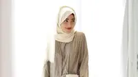 Untuk outfit lebaran, bisa pilih gamis warna nude yang dipadukan dengan hijab pashmina warna putih tulang seperti look influencer Shirin Al-Athrus ini (Instagram/shireeenz).