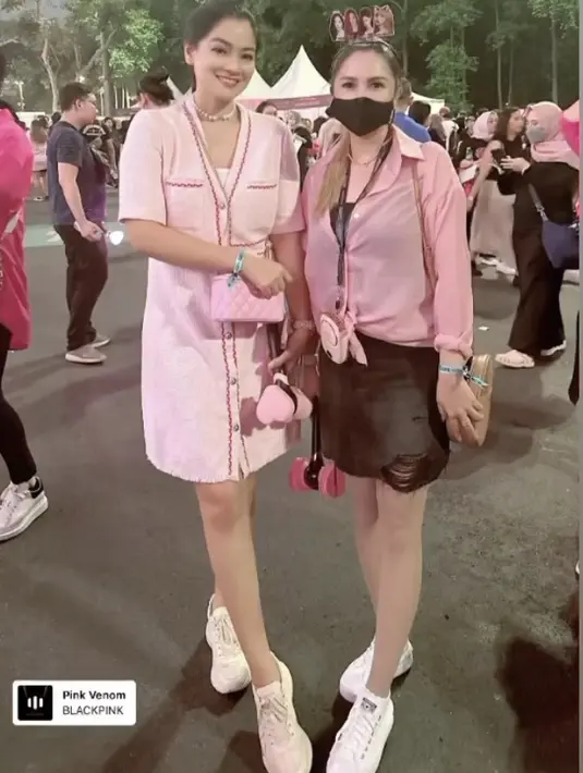 Titi Kamal juga hadir di konser Blackpink mengenakan dress pink yang serasi dengan mini bag Chanel.