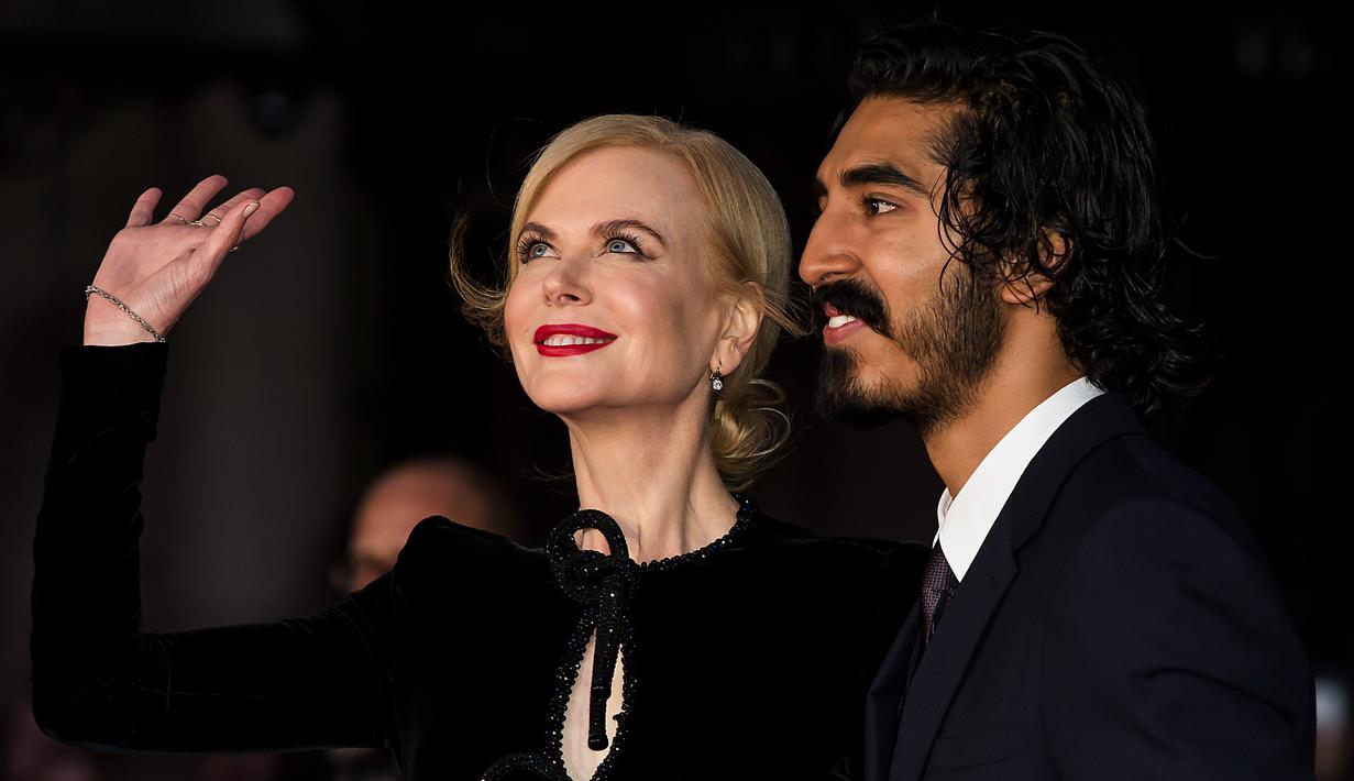 Nicole Kidman bersama Dev Patel menyapa penggemar saat menghadiri pemutaran perdana film 'Lion' di London Film Festival di London, Inggris, (12/10). Nicole Kidman akan beradu akting dengan Dev Patel pada film 'Lion' tersebut .(AP Photo/Grant Pollard)