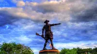 Patung pahlawan nasional Nani Wartabone di Gorontalo. (Ashin)
