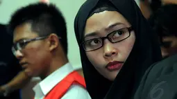 Dengan berkerudung hitam, terdakwa kasus pembunuhan Ade Sara, Assyifa, tampak lebih segar dengan sedikit hiasan bedak dan lipstik merah tipis, (16/9/14). (Liputan6.com/Faisal R Syam)