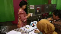 Warga mengambil surat suara di TPS Utan Panjang, Jakarta, Minggu (19/2). Kelimanya diduga menggunakan formulir C6 yang bukan miliknya untuk memilih pasangan calon gubernur dan wakil gubernur DKI Jakarta. (Liputan6.com/Faizal Fanani)