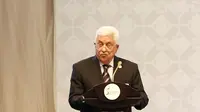 Presiden Palestina, Mahmoud Abbas memberikan pidato saat pembukaan Konferensi Tingkat Tinggi (KTT)  Luar Biasa Organisasi Kerjasama Islam (OKI) di JCC, Jakarta, Senin (7/3). (Liputan6.com/Faizal Fanani)