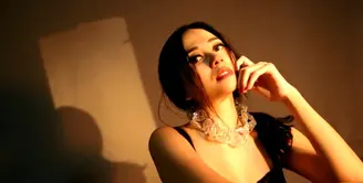 Sifat seorang seniman dimiliki Aura Kasih, bukan untuk popularitas tapi semata-mata karena kebutuhan batin.