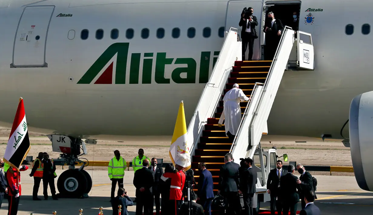 Paus Fransiskus naik pesawat setelah mengakhiri kunjungannya ke Irak di Bandara Baghdad, Irak, Senin (8/3/2021). Paus Fransiskus meninggalkan Irak setelah tiga hari tur bersejarah di Irak. (AP Photo/Khalid Mohammed)