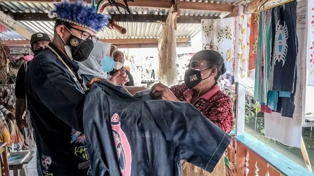 Menteri Pariwisata dan Ekonomi Kreatif (Menparekraf) Sandiaga Salahuddin Uno  saat mengunjungi Desa Wisata Kampung Yoboi, Kabupaten Jayapura, Papua pada Selasa (21/9/2021).