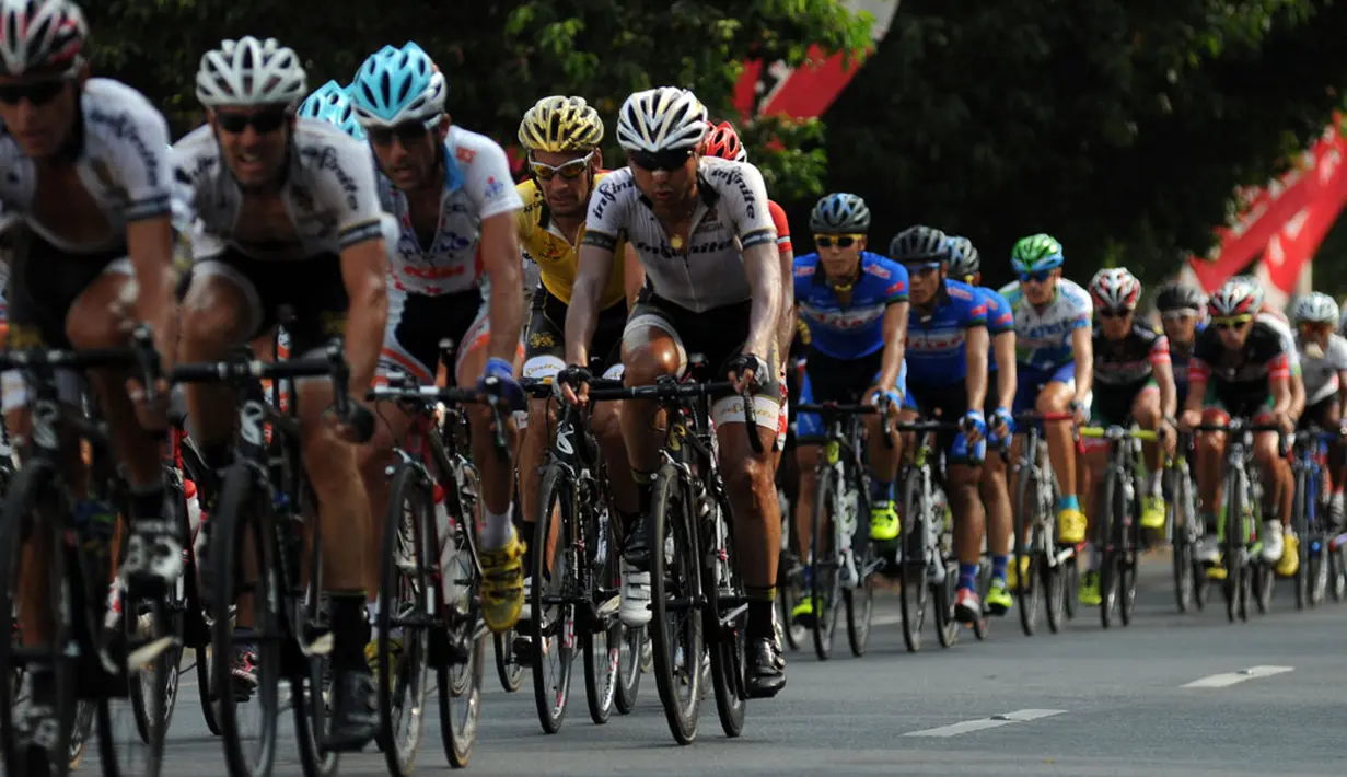 Sejumlah pebalap menempuh etape keempat Internasional Tour De Banyuwangi Ijen, (19/10/2014).  (Liputan6.com/Helmi Fithriansyah)