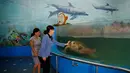 Pengunjung melihat penyu laut di Kebun Binatang di Pyongyang, Korea Utara (15/9). Kebun binatang ini didirikan pada April 1959 atas instruksi Kim Il-sung. (AP Photo/Kin Cheung)